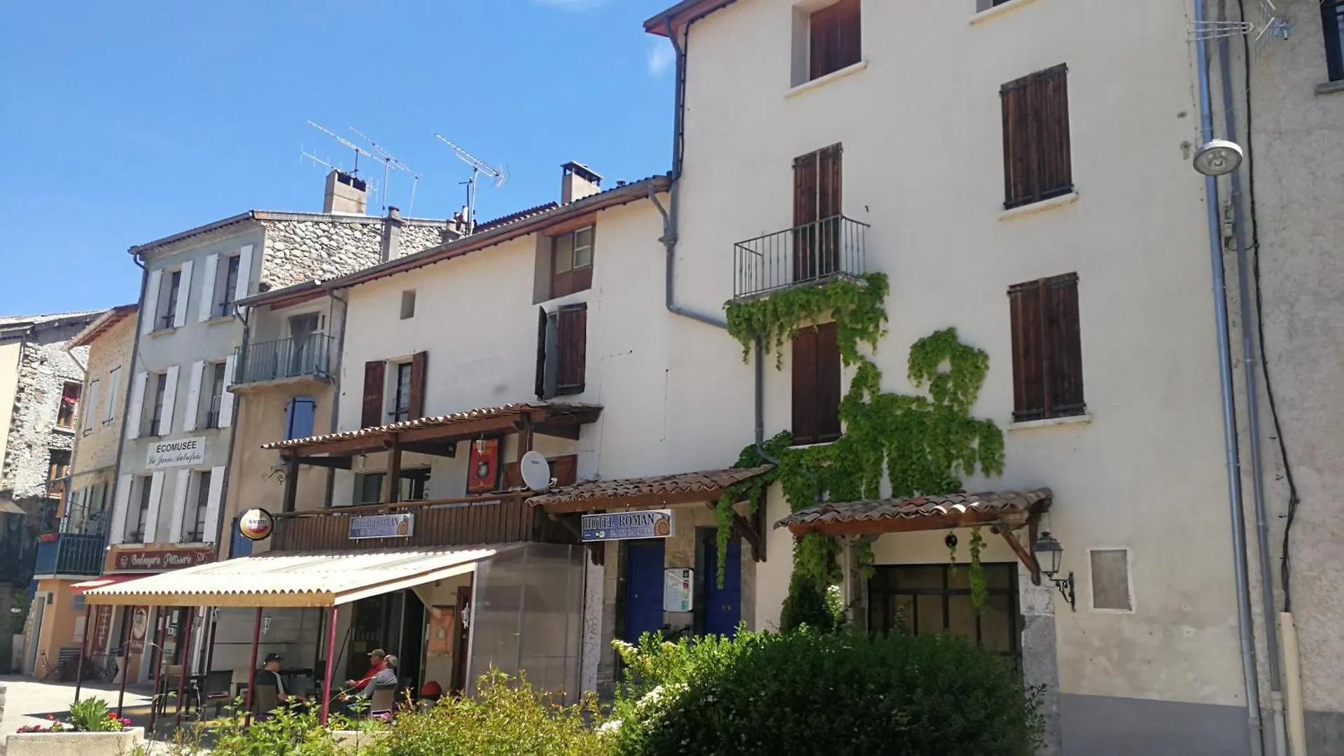 Auberge Roman contacts